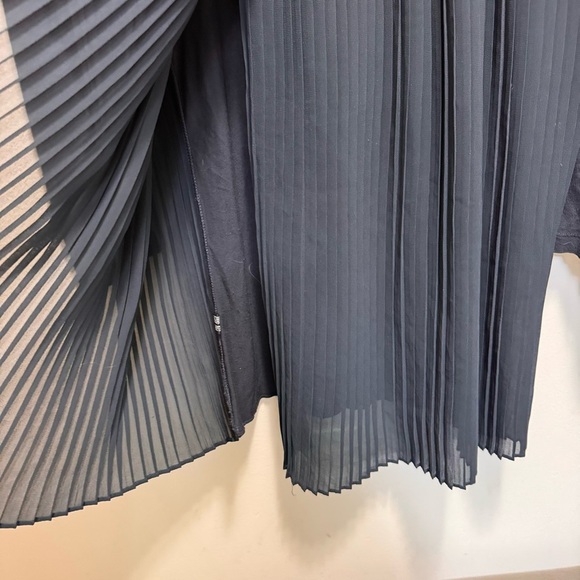 Club Monaco Scoop Neck Pleated Back Split Hem Size Small - Picture 4 of 8